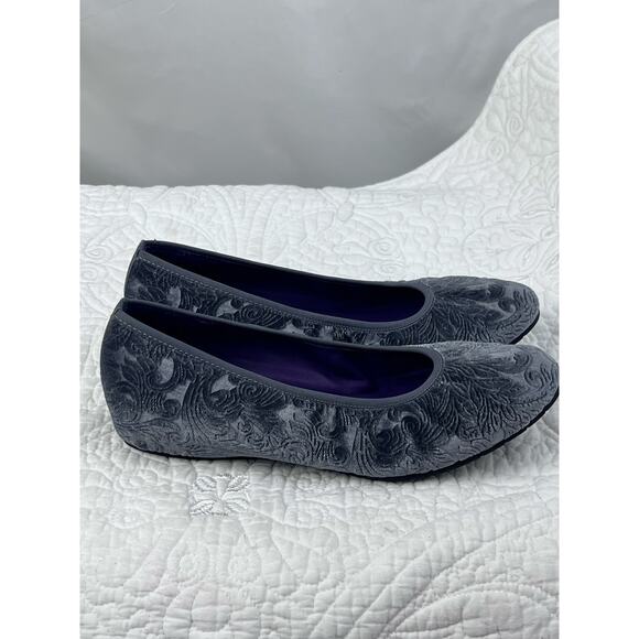 Vaneli Women's Size 7M Women's Gray Floral Textured Slip On Flat Casual Shoes - Picture 9 of 11